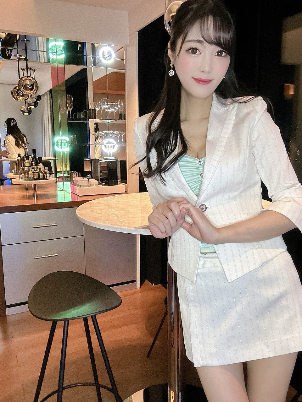 在日本的一家泡泡浴店时候，我穿着西装。